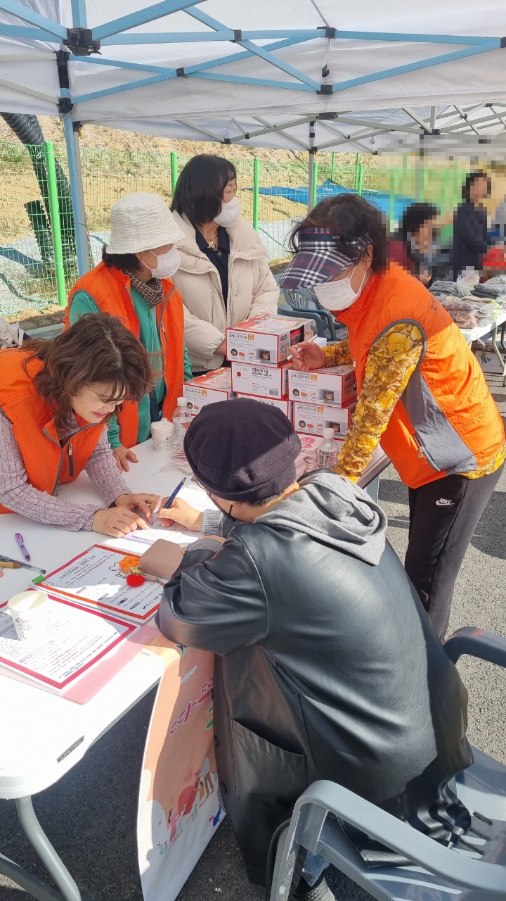 연수구 옥련1동 지역사회보장협의체는 지난 1일 옥련1동 ‘달빛음악축제’ 행사장에서 신복지 취약계층 발굴 홍보 및 기부천사 모금 캠페인을 진행했다